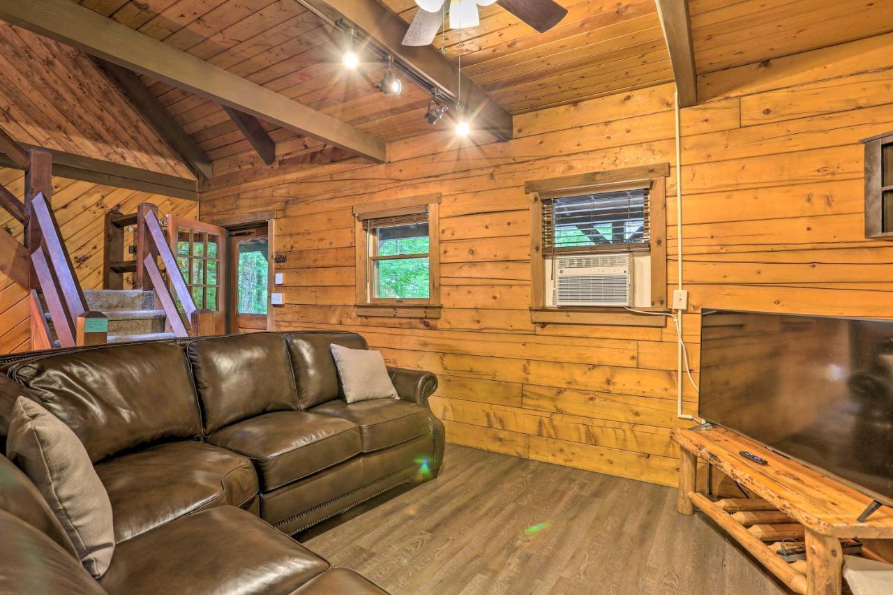 Pocono Log Fireplace, Fire Pits And Amenities Ferienhaus *