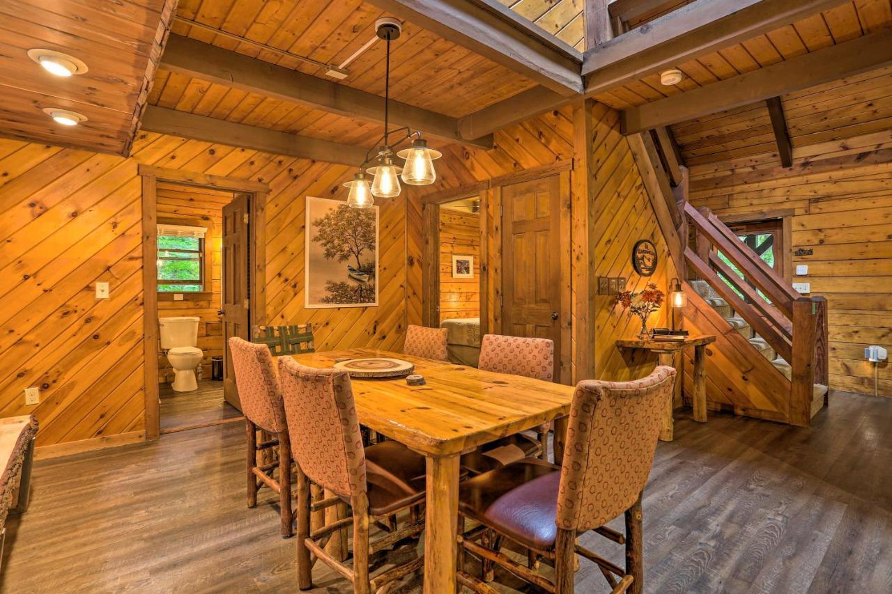 Pocono Log Fireplace, Fire Pits And Amenities Ferienhaus *