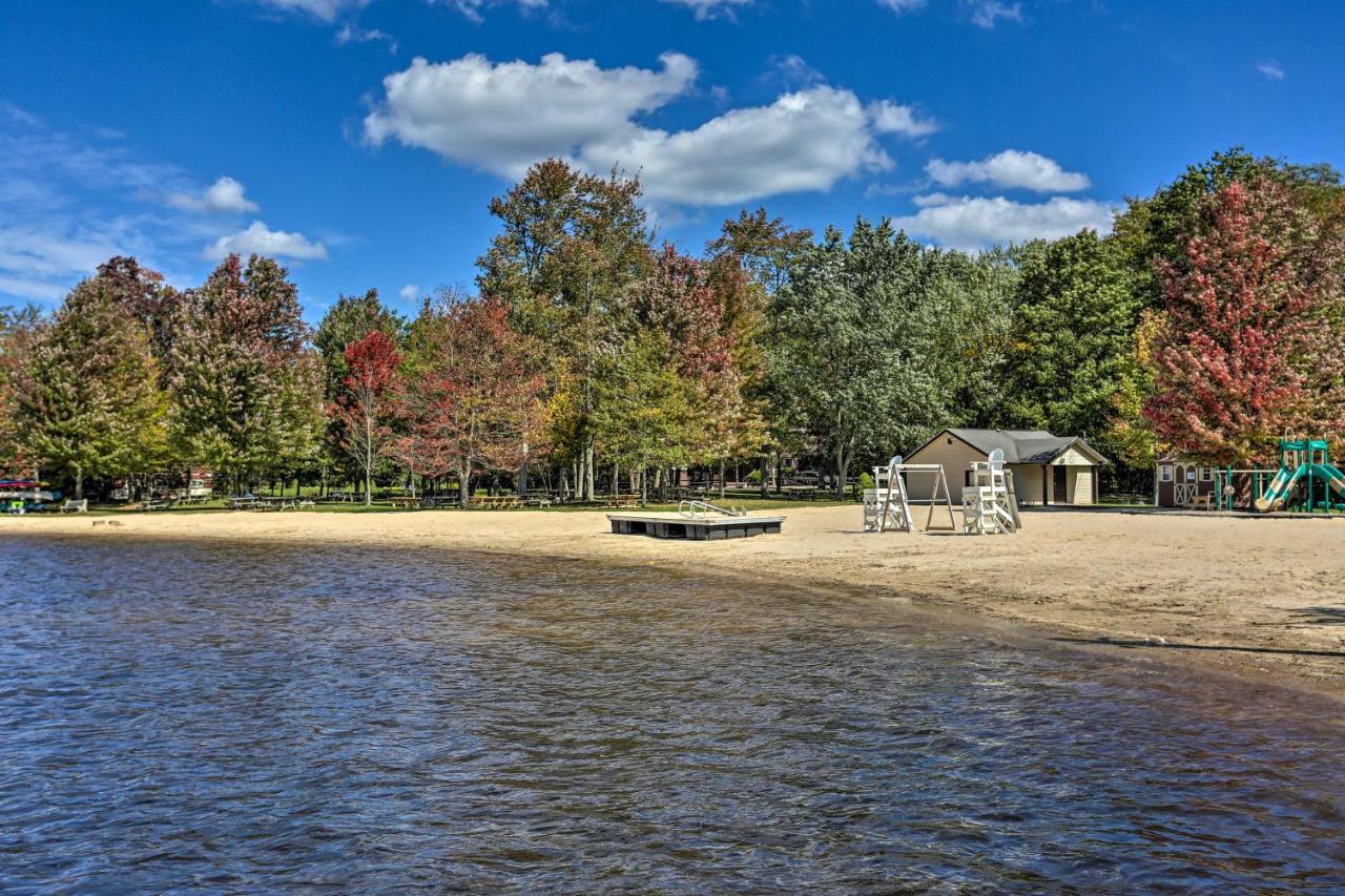 Pocono Log Fireplace, Fire Pits And Amenities Ferienhaus