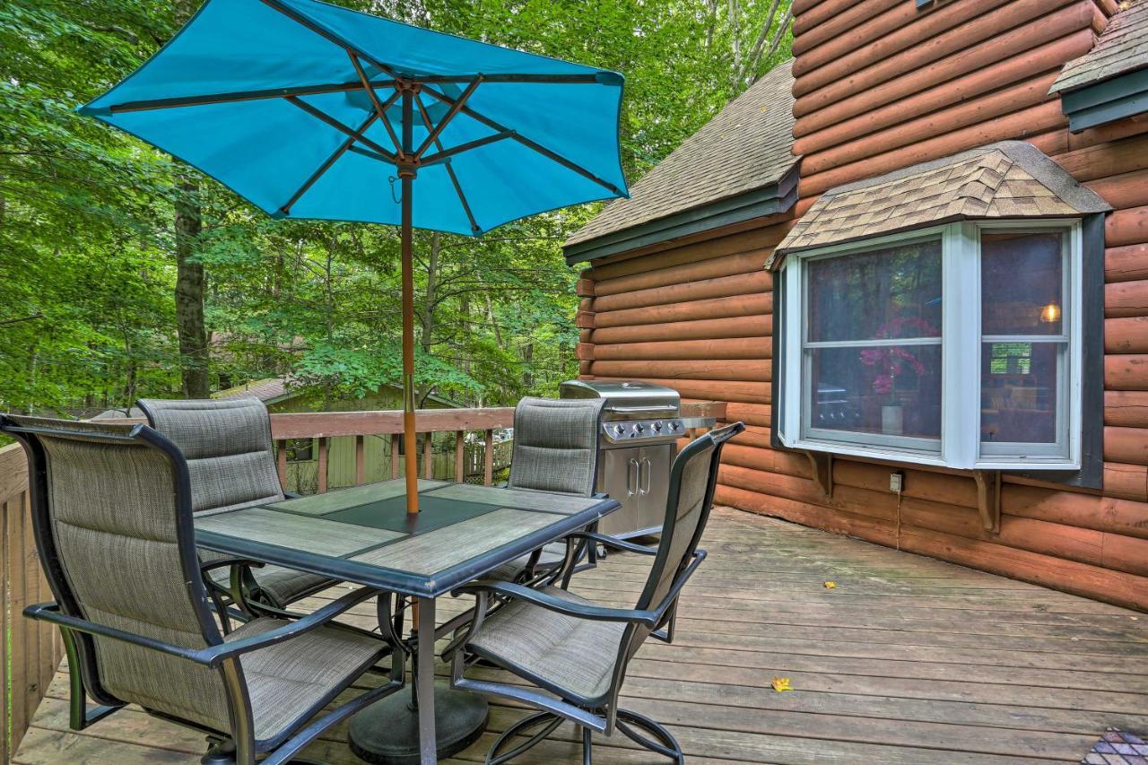 Pocono Log Fireplace, Fire Pits And Amenities Ferienhaus *