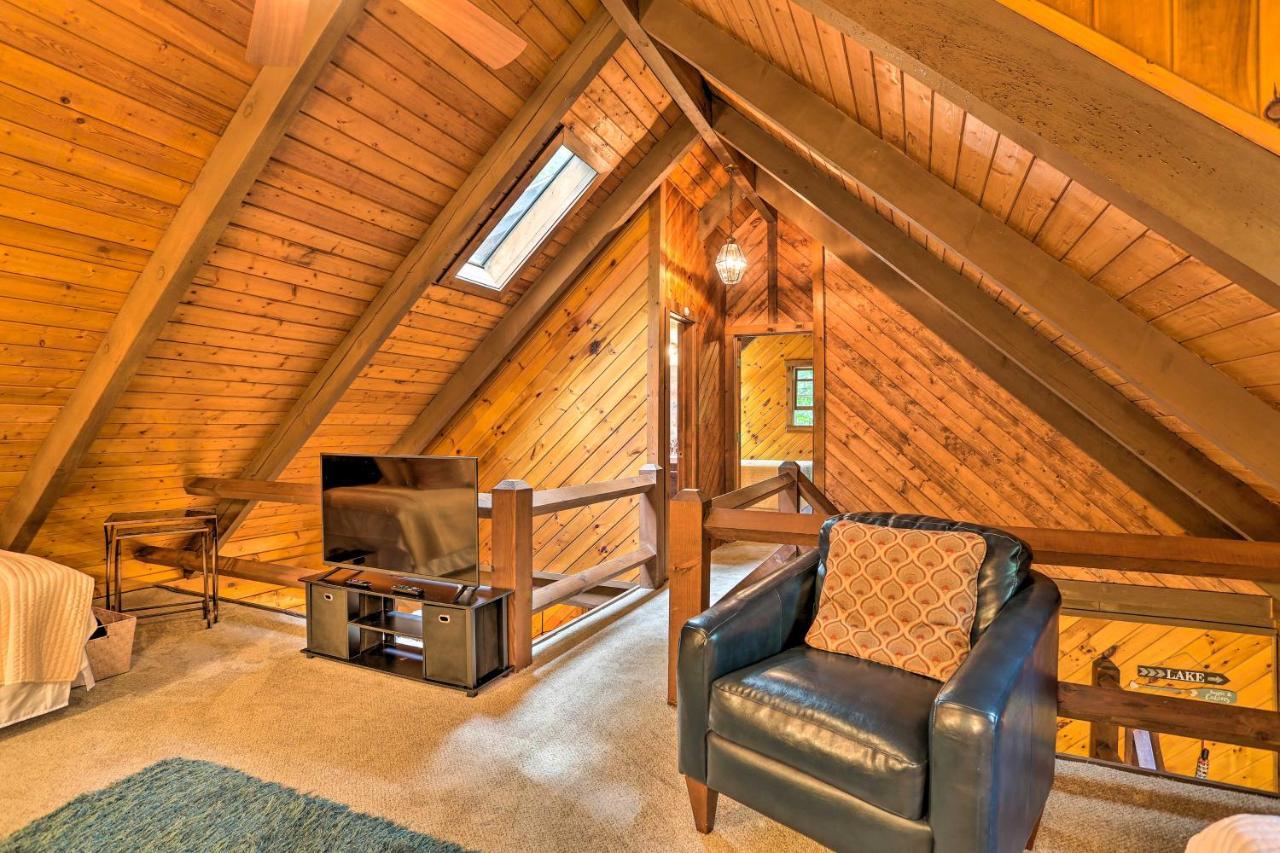 Pocono Log Fireplace, Fire Pits And Amenities Ferienhaus Pocono Lake