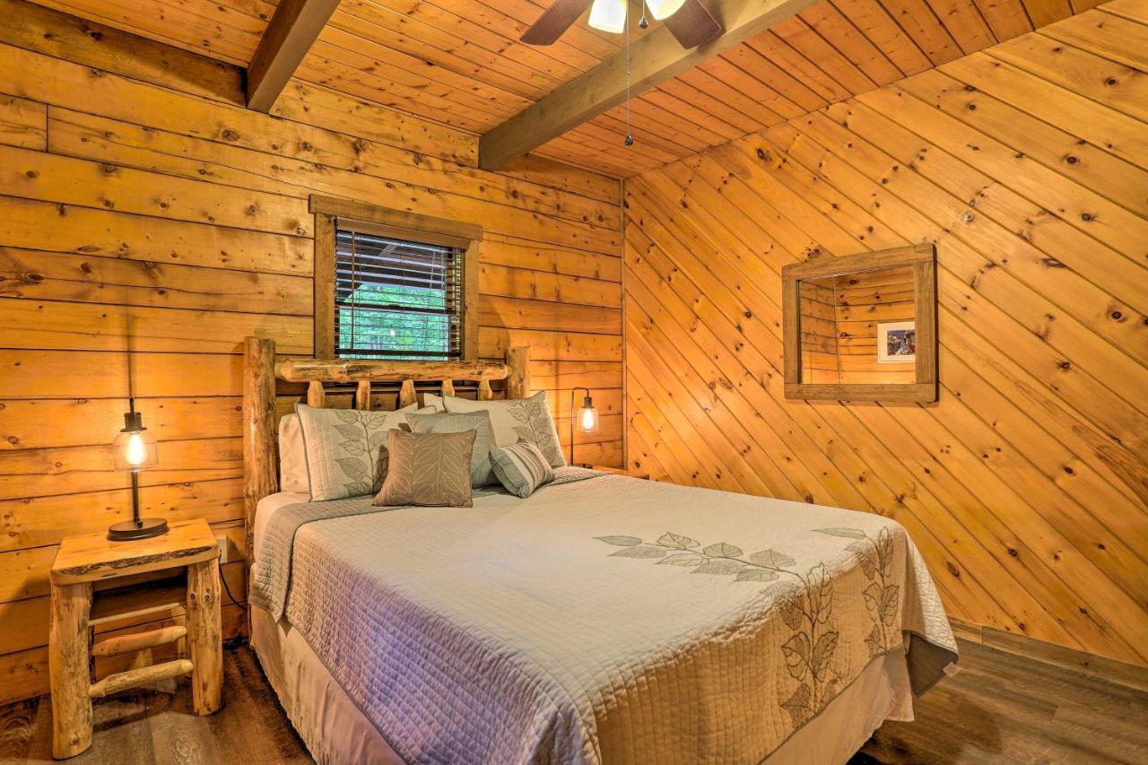 Pocono Log Fireplace, Fire Pits And Amenities Ferienhaus *