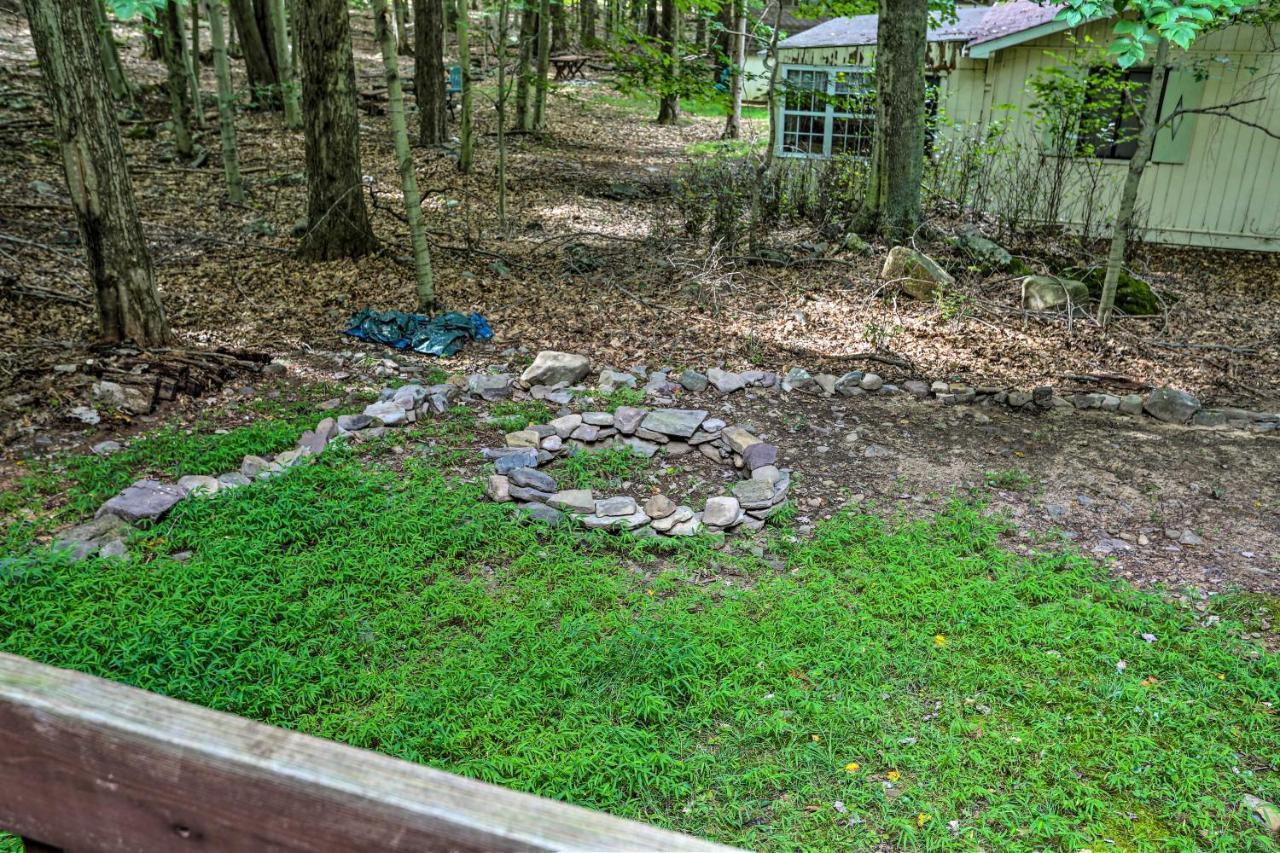Pocono Log Fireplace, Fire Pits And Amenities Ferienhaus *